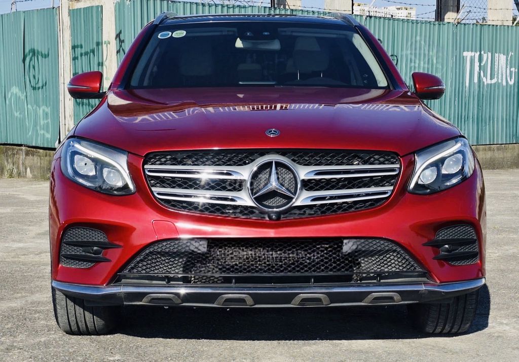 Mercedes GLC300 2018 model 2019 màu đỏ. Mua bán Ô tô tại Quận Thanh Xuân Hà Nội được đăng bởi Nguyễn Tuấn Hoàng hình 4