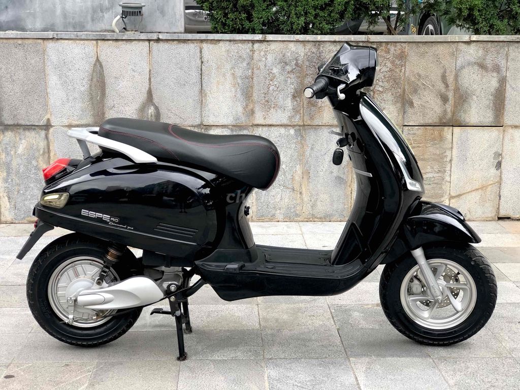 Электроскутер Vespa б/у, куплен 1 год назад, в отличном состоянии