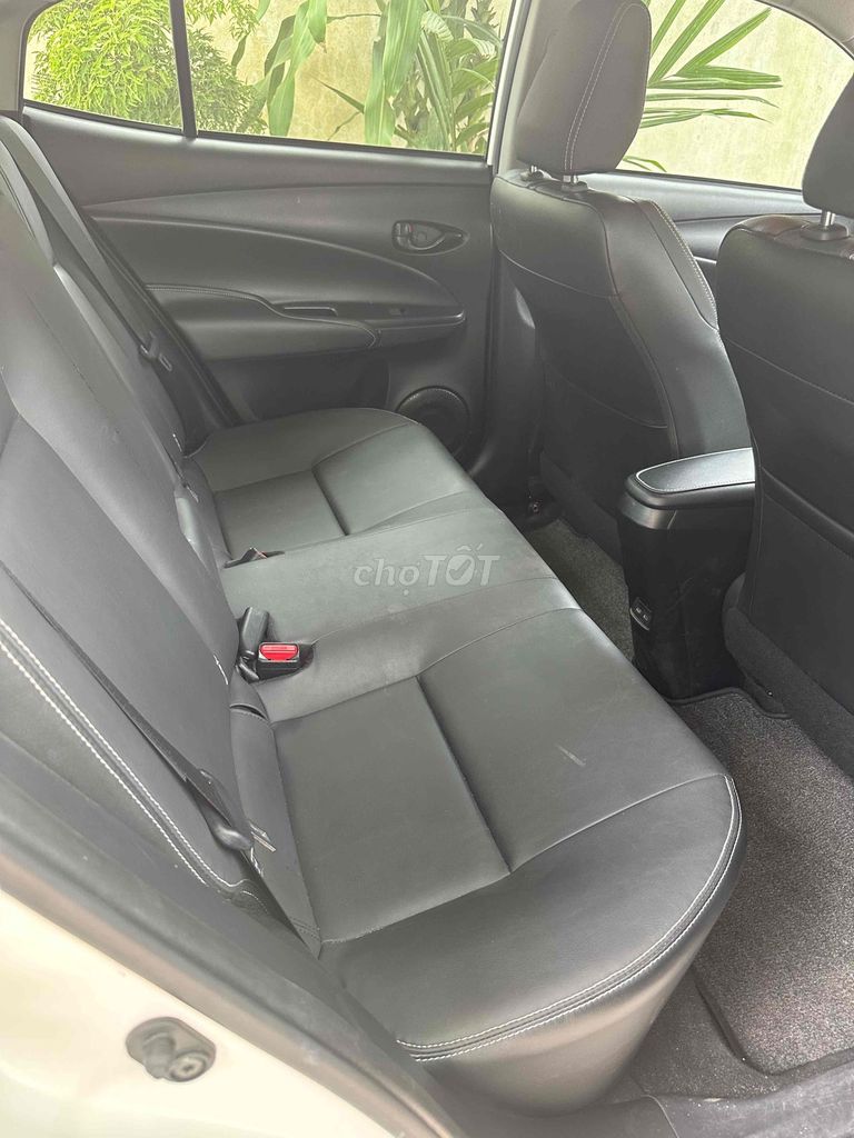 Toyota Vios с белым номером, автоматическая, 5-местная