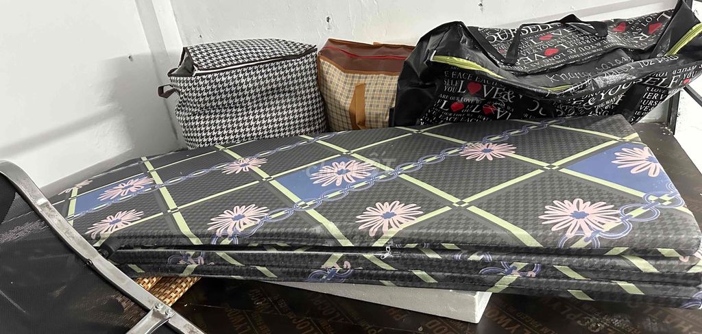 Đệm hoa văn đen. Mua bán Giường, chăn ga gối nệm tại Quận Đống Đa Hà Nội được đăng bởi Phạm Văn Thịnh hình 1