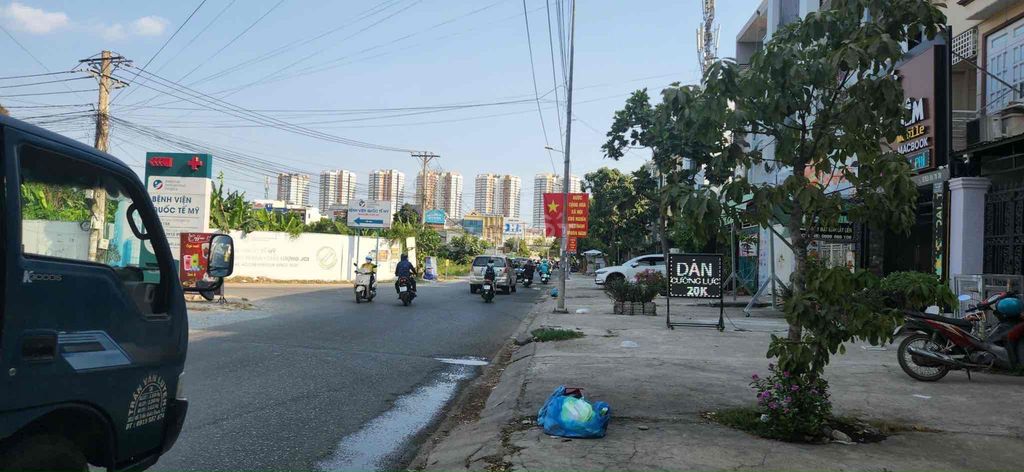 Cho thuê nhà mặt tiền đường Nguyễn Hoàng, 4m x 20m, 3 lầu