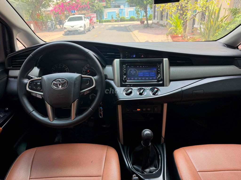 Toyota Innova 2018 МКПП золотистый 128126 км