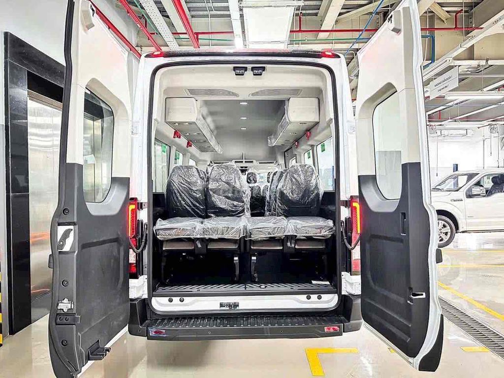 Transit Premium 18 chỗ màu Trắng xe sẵn giao ngay. Mua bán Ô tô tại Huyện Châu Thành Tiền Giang được đăng bởi Khiêm Ford Phú Mỹ hình 5