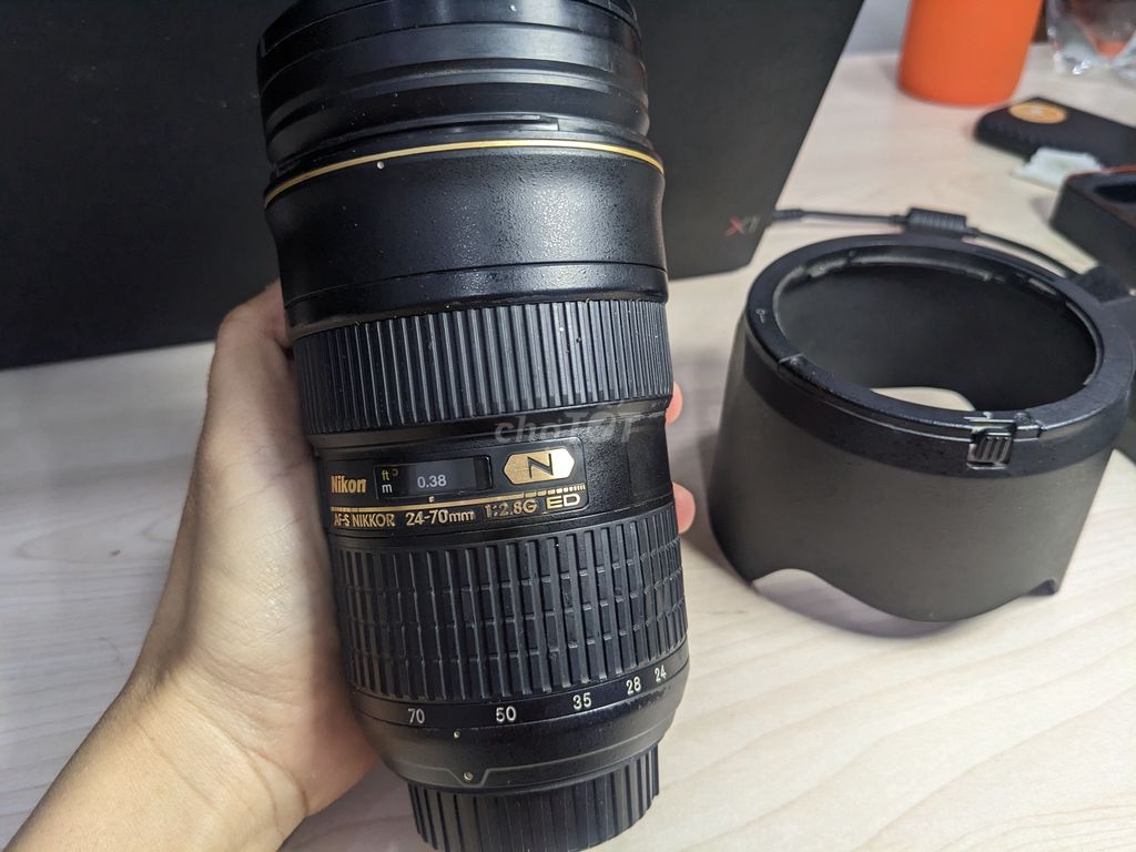 nikon 24-70 f2.8 nano không đẹp trầy thân kính nhẹ