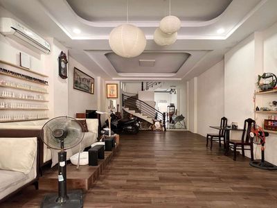Аренда · 4 комн. · 72 м² · Quận 4, ул. Đường Xóm Chiếu