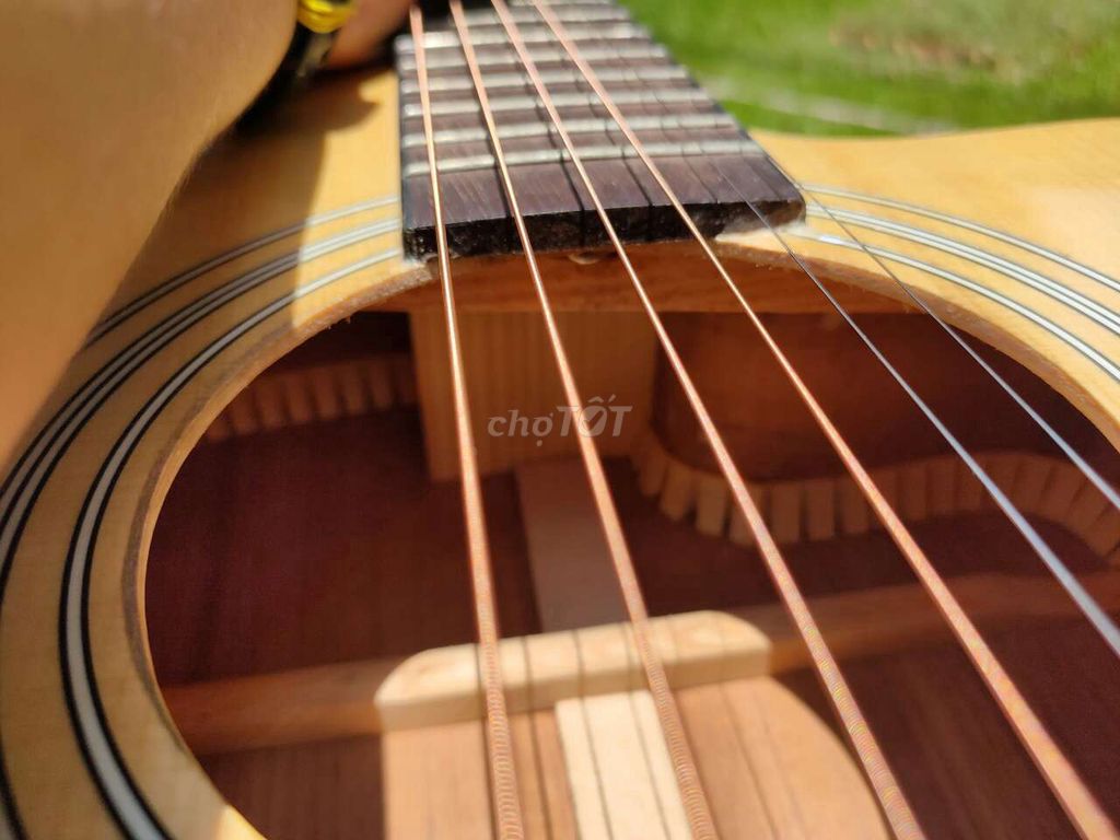0766920075 - Bán guitar accoustic hiệu luthier V sjnh viên