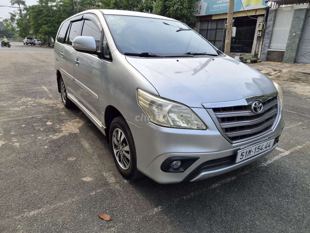Серебристая 8-местная колода Toyota Innova 2.0E 2015 года.