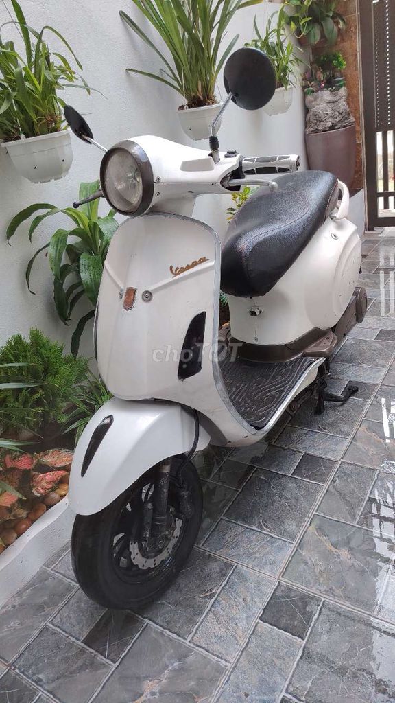 Белый электрический скутер Vespa