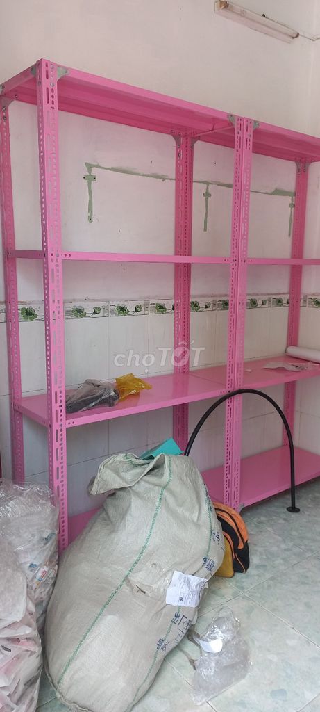 Kệ để hàng decor quán, cửa hàng cho khách.