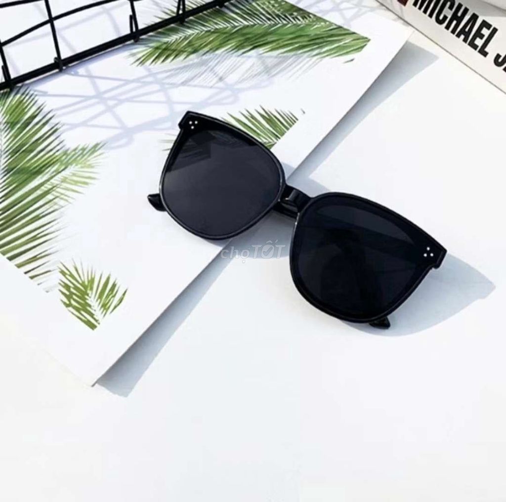 Kính râm Đen Trẻ trung. Mua bán Phụ kiện thời trang khác tại Thành phố Vĩnh Long Vĩnh Long được đăng bởi ST STORE chuyên sỉ hình 1