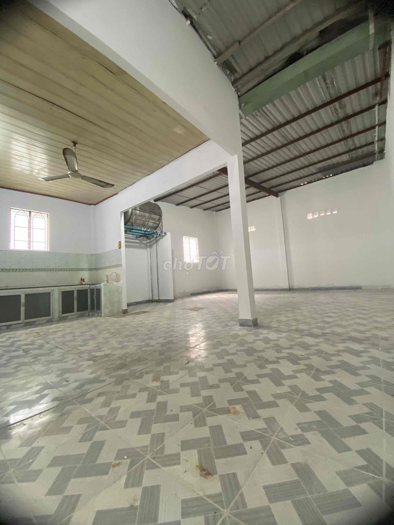 nhà cho thuê 200m2 mặt tiền thích hợp ở làm kho, kinh doanh