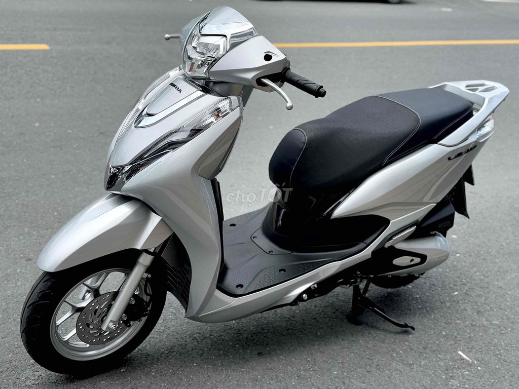Honda Lead 125 4V модель 2023 LED серебристый Porsche номера Хошимина