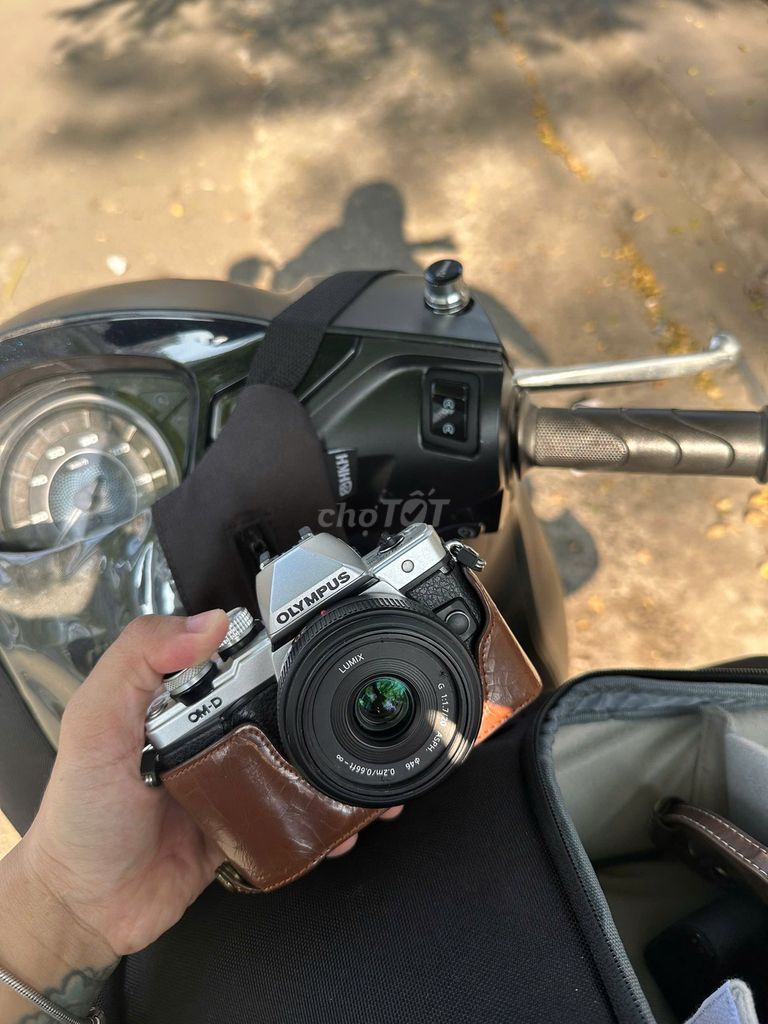 Máy ảnh Olympus EM10 Mark II Bạc. Mua bán Máy ảnh, Máy quay tại Quận 8 Tp Hồ Chí Minh được đăng bởi Thuỵ Vũ hình 1