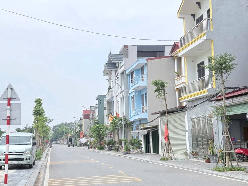 Bán nhà 4 tầng lô góc 50m2 gần KCN Quang Minh - Mê Linh Plaza