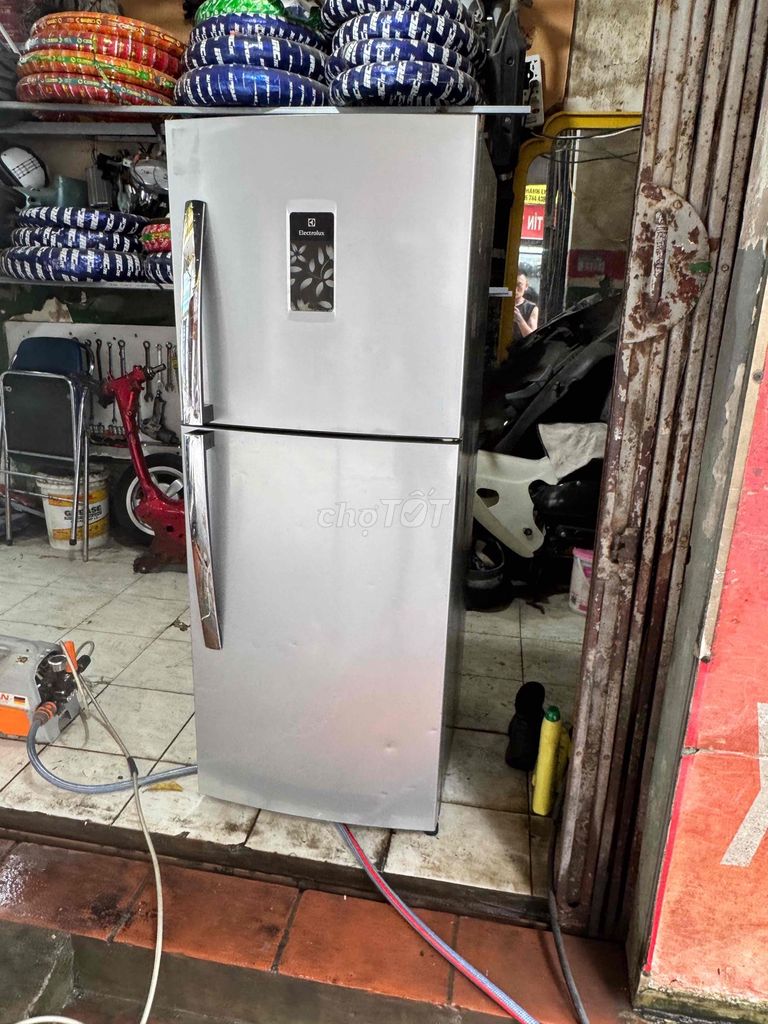 Tủ lạnh Electrolux 220L Bạc còn mới. Mua bán Tủ lạnh tại Quận Đống Đa Hà Nội được đăng bởi Tony Hùng vlog hình 1