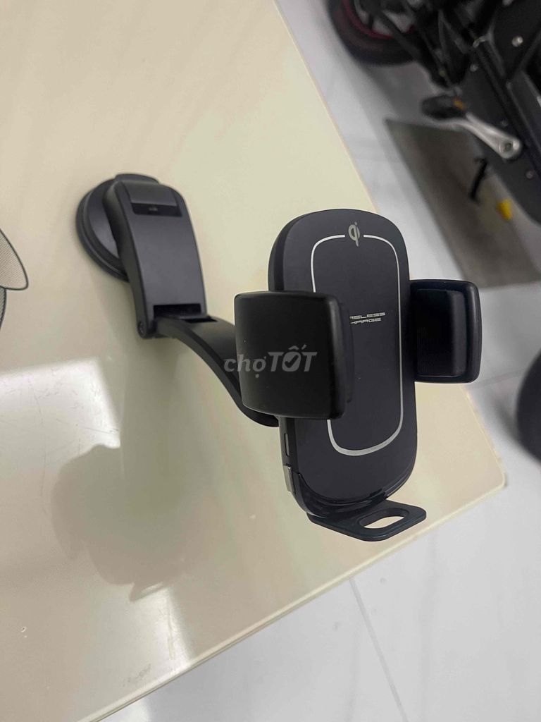 Bộ kẹp điện thoại kiêm sạc nhanh không dây xe ôtô