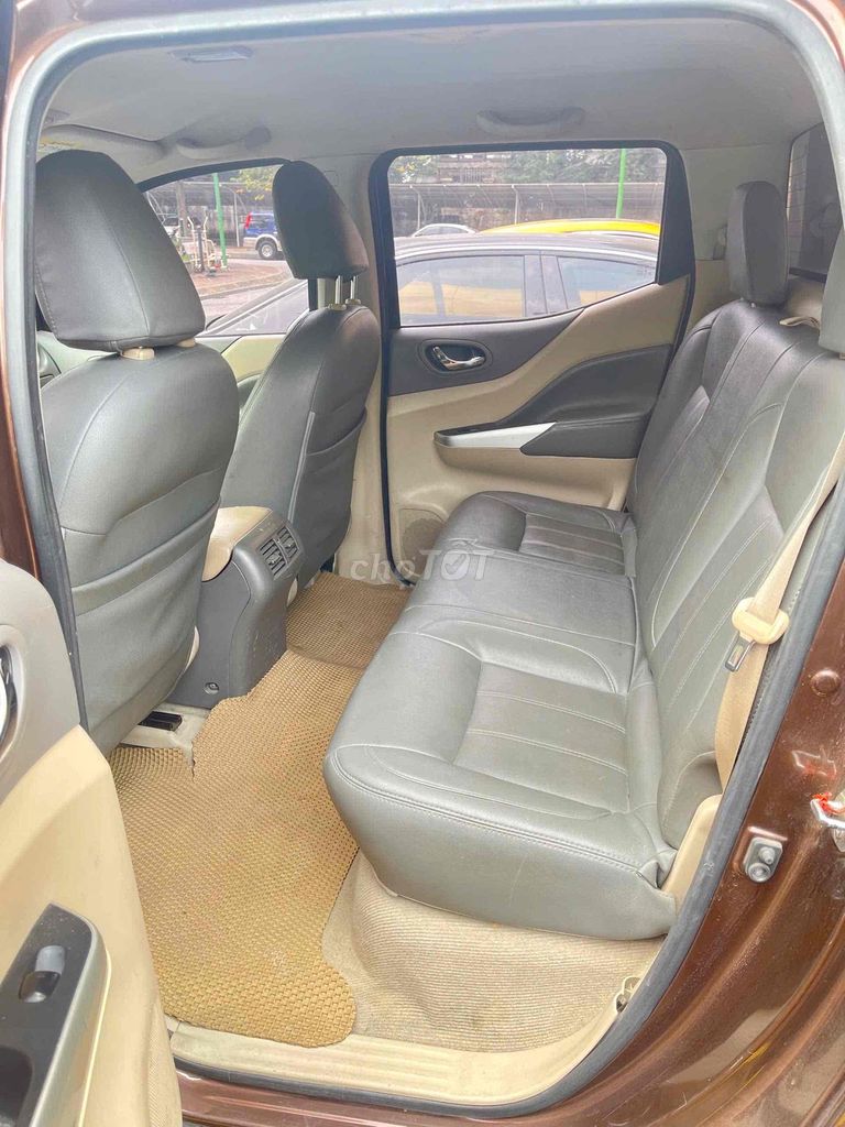 Nissan Navara коричневый 5 мест