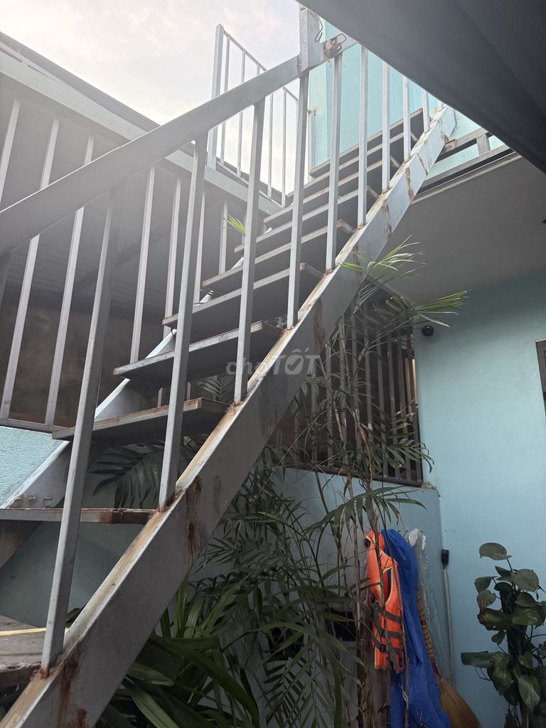 Cầu thang Sắt ngoài trời. Mua bán Nội thất, đồ gia dụng khác tại Quận Liên Chiểu Đà Nẵng được đăng bởi Hoàng Ngân Land hình 1