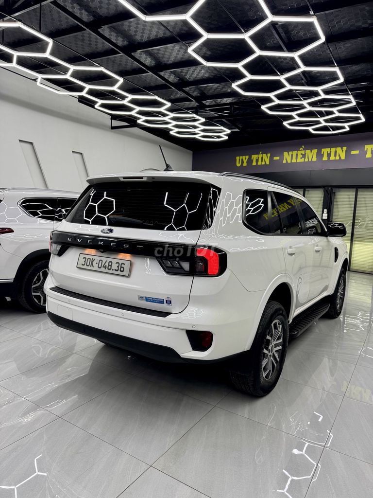 FORD EVEREST 4X2 MÁY DẦU STĐ SX 2022 PHOM MỚI