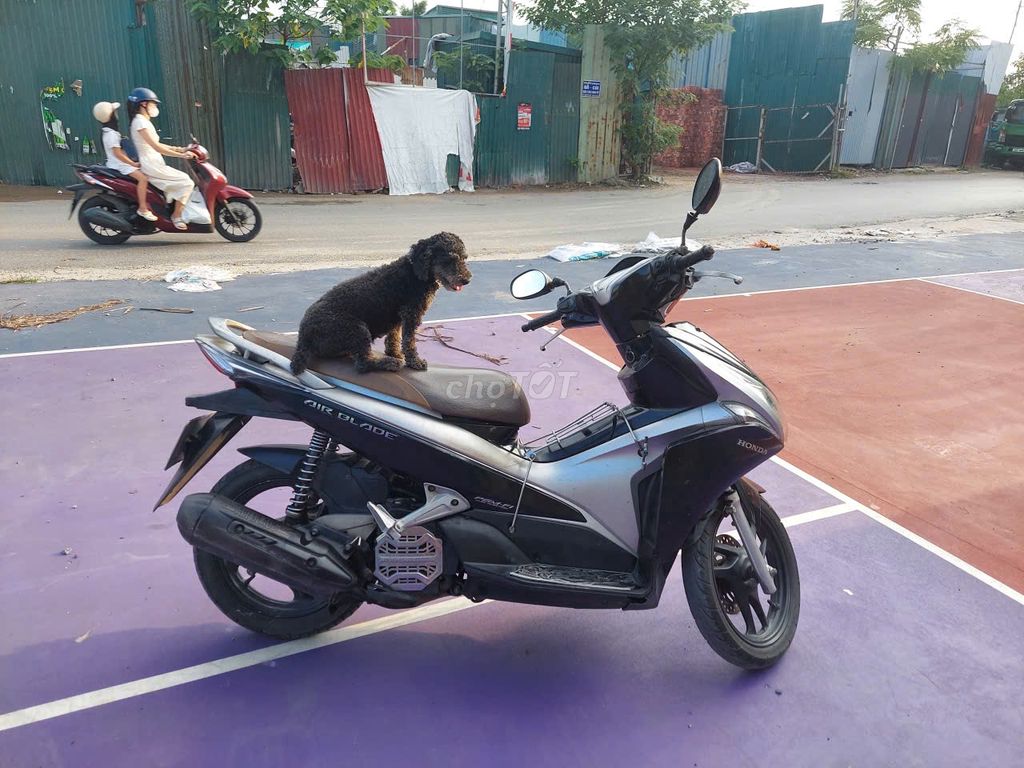 Bán xe Honda Airblade mầu đen chính chủ còn tốt. Mua bán Xe máy tại Quận Hai Bà Trưng Hà Nội được đăng bởi Xúy hình 6