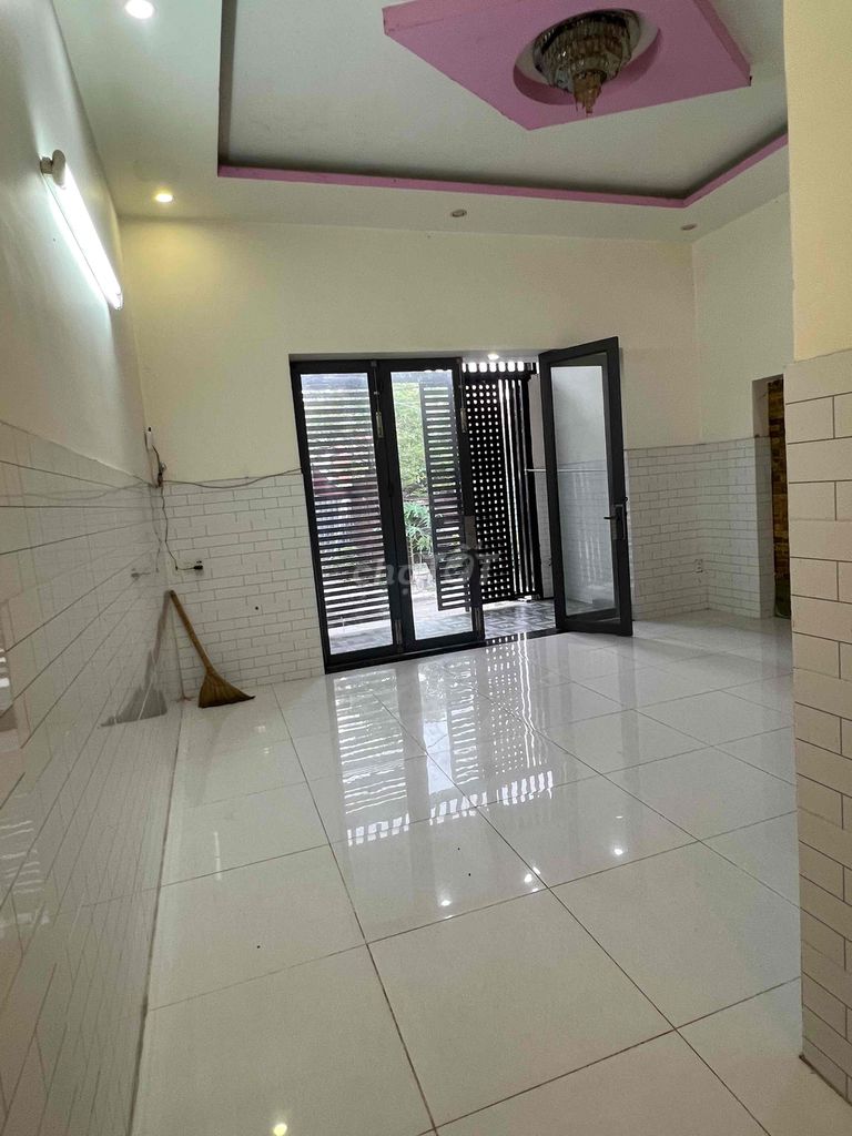 Nhà 90m² Hướng Đông Nam, An Ninh Tốt, Hẻm Xe Hơi - Giá Tốt!