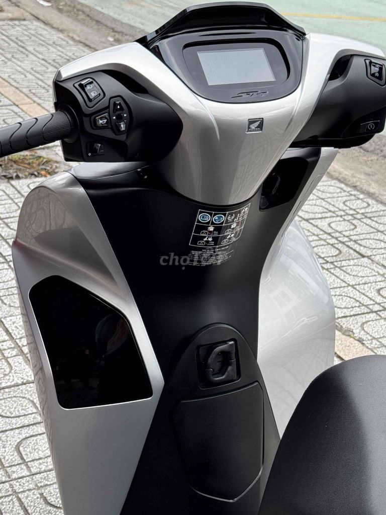 Серебряный сумочек Honda SH 160i ABS 2026