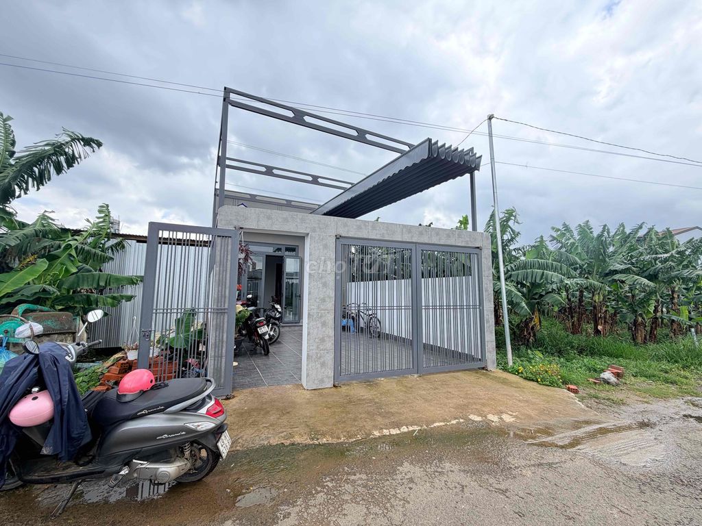 Nhà mới xây - chủ để lại toàn bộ nội thất - ngay trường học