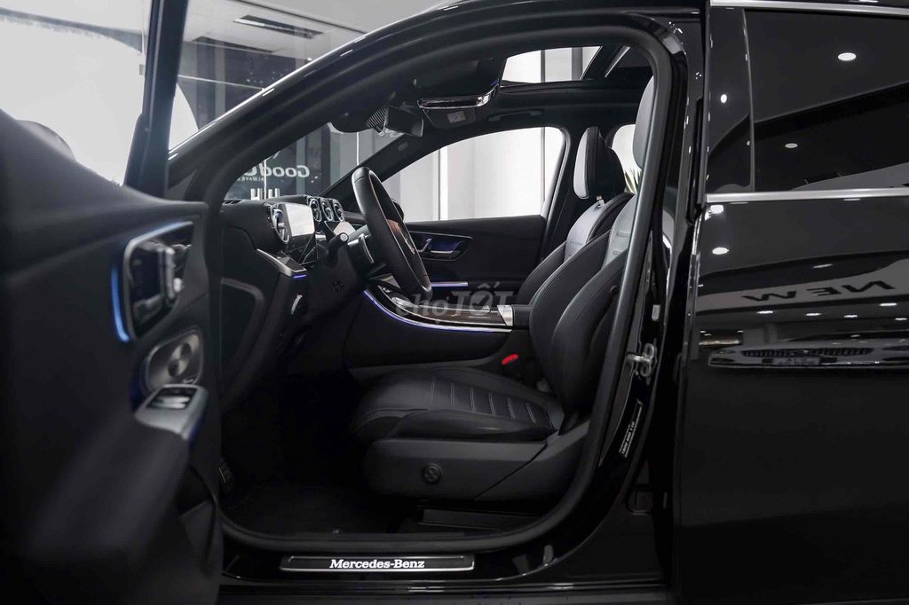 𝐌𝐄𝐑𝐂𝐄𝐃𝐄𝐒-𝐁𝐄𝐍𝐙 GLC300 4MATIC SẢN XUẤT 2023 LƯỚT. Mua bán Ô tô tại Quận 7 Tp Hồ Chí Minh được đăng bởi GoodCar hình 7