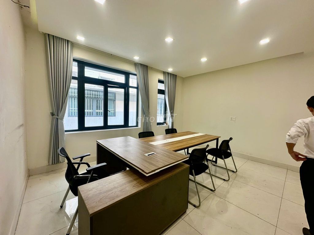 Văn phòng Vạn Phúc 20m2 sẵn nội thất, có máy lạnh, hầm xe. Giá 6 tr