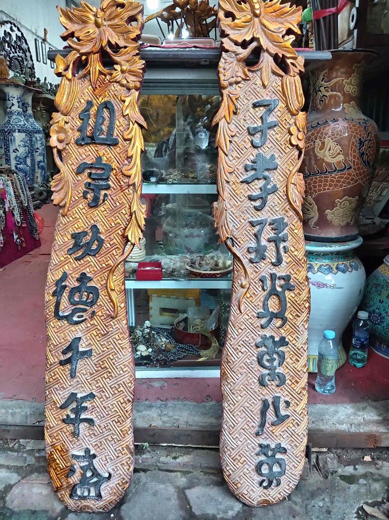 Câu đối sơn thếp chạm khắc thủ công cũ ý nghĩa hay. Mua bán Đồ sưu tầm, đồ cổ tại Quận Hai Bà Trưng Hà Nội được đăng bởi Gốm đồng Ngân Trang hình 1