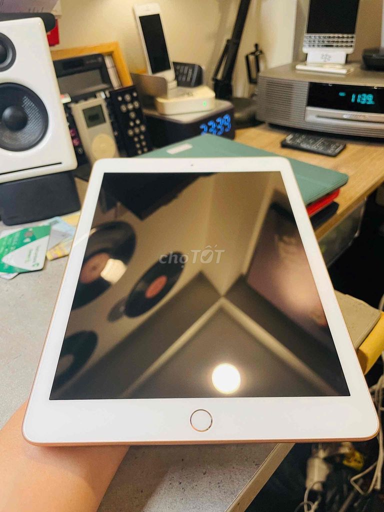 Ipad gen 6 32GB wifi vàng hồng máy keng giá tốt..