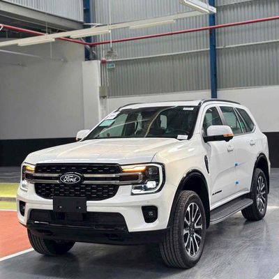 Ford Everest Platinum 2026 Trắng