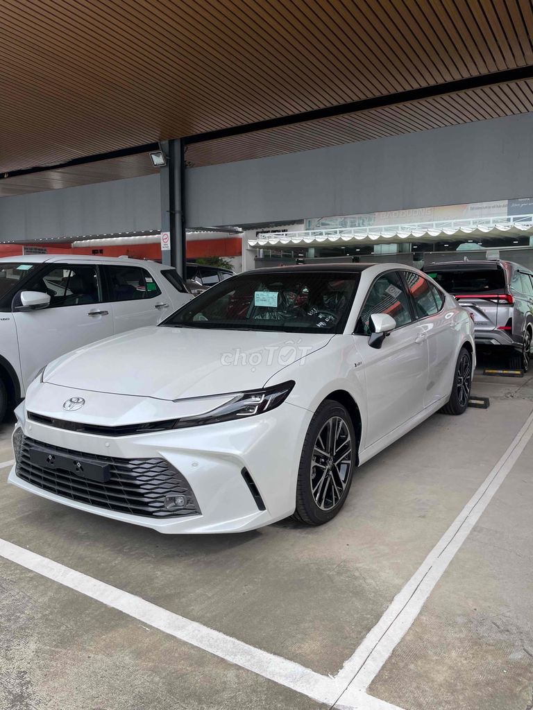 Toyota Camry Hybrid MID màu trắng tặng 100% thuế. Mua bán Ô tô tại Huyện Bình Chánh Tp Hồ Chí Minh được đăng bởi PHƯỚC LỚN TOYOTA hình 1