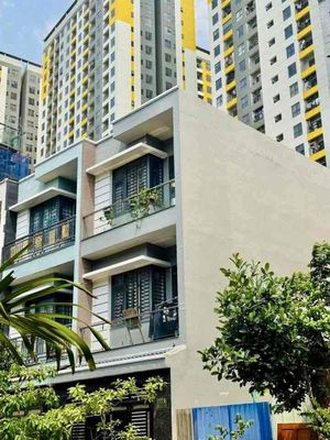 Nhà 1 trệt 3 lầu xây kiên cố, DTXD: 222m2 cạnh làng ĐHQG TP.HCM