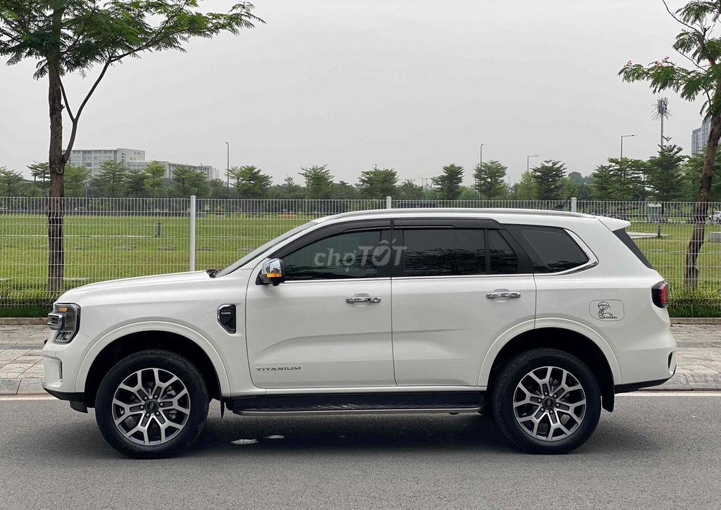 Ford Everest 2023 Titanium 2.0 AT 4x2 - 29000km. Mua bán Ô tô tại Quận Thanh Xuân Hà Nội được đăng bởi ĐÀM HÙNG CAR  hình 5