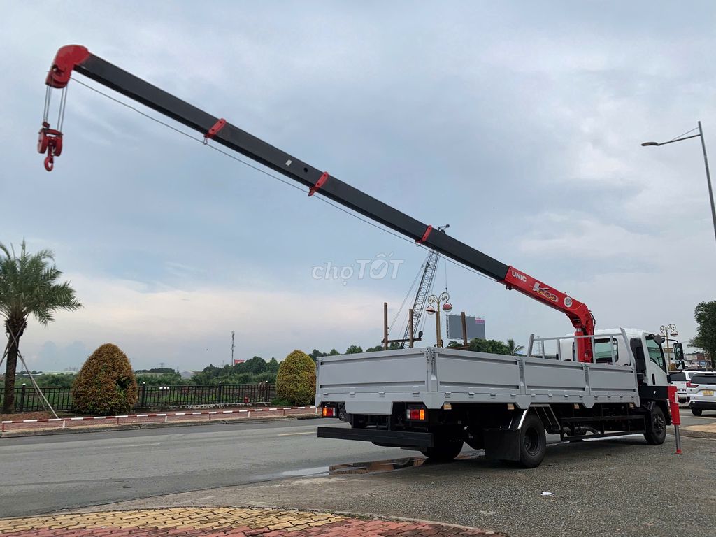 Xe Tải Isuzu FRR90NE5 Gắn Cẩu Unic 3 Tấn 5 Khúc. Mua bán Xe tải, xe ben tại Thành phố Thuận An Bình Dương được đăng bởi Ngọc Minh hình 4