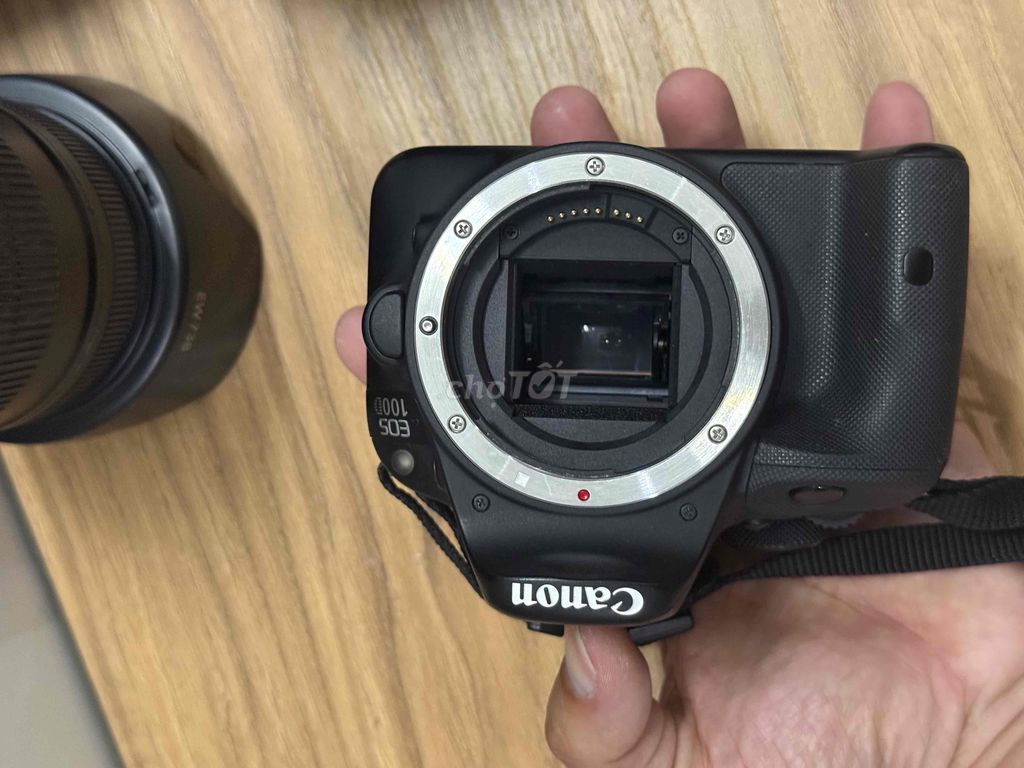 Máy ảnh Canon 100D Đen kèm 2 pin, 1 sạc. Mua bán Máy ảnh, Máy quay tại Quận Cẩm Lệ Đà Nẵng được đăng bởi Khánh Cao hình 1