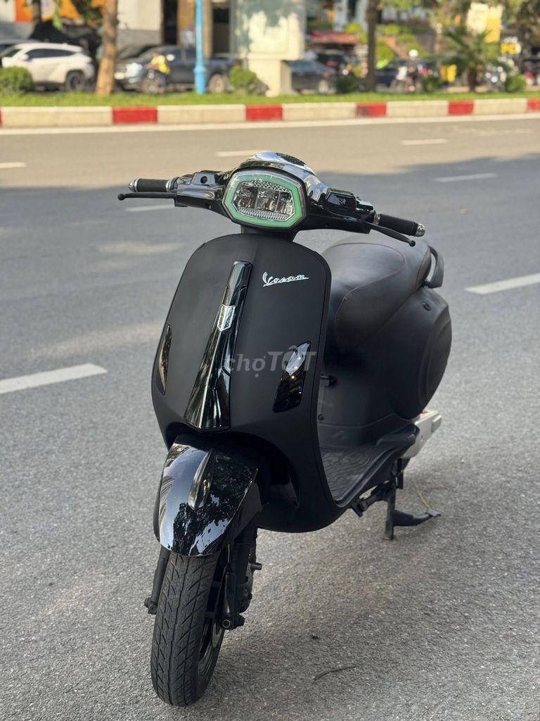 Vespa đen nhám bình mới thay chạy khoẻ. Mua bán Xe điện tại Quận Cầu Giấy Hà Nội được đăng bởi Xe Điện 257 Hoàng Quốc Việt  hình 2