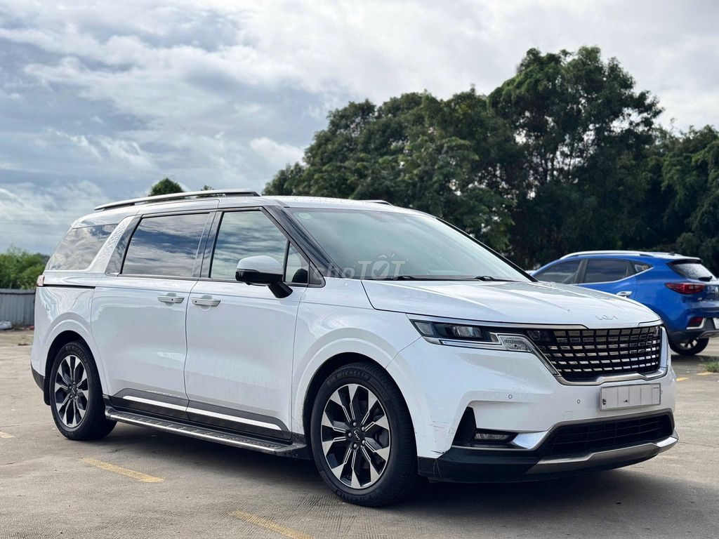Kia Carnival Premium 2022 белый 67000 км