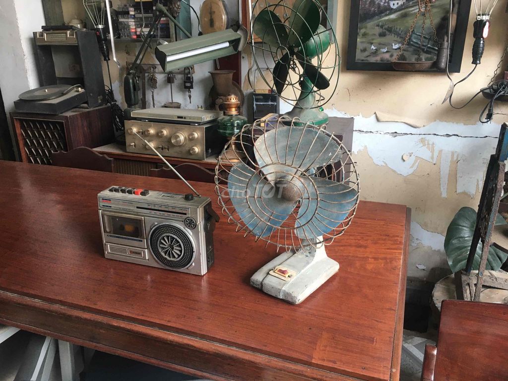 Radio và quạt xưa decor quán xá