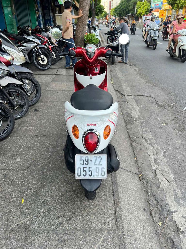 Красной-белый Yamaha Mio Classico 2010