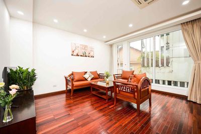 Cho thuê căn 02 ngủ 02 WC mới, full đồ, ngay mặt Hồ Tây, 90A Xóm Chùa