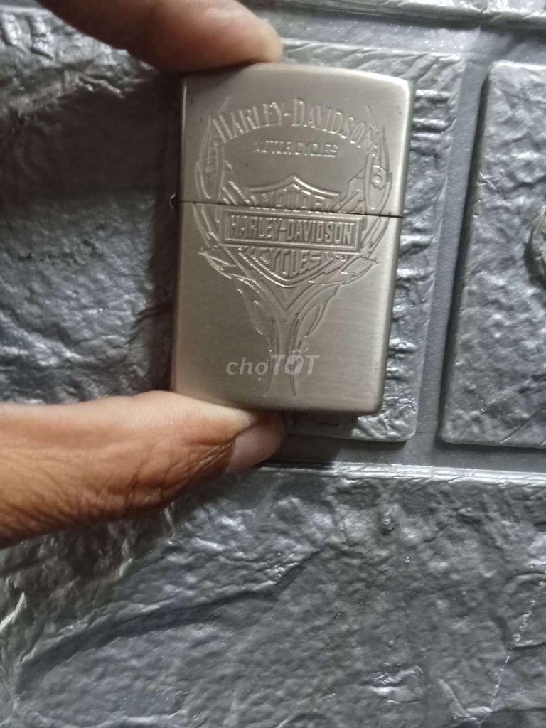 Bán 1 cái zippo bật lửa như hình anh em nào mua ib