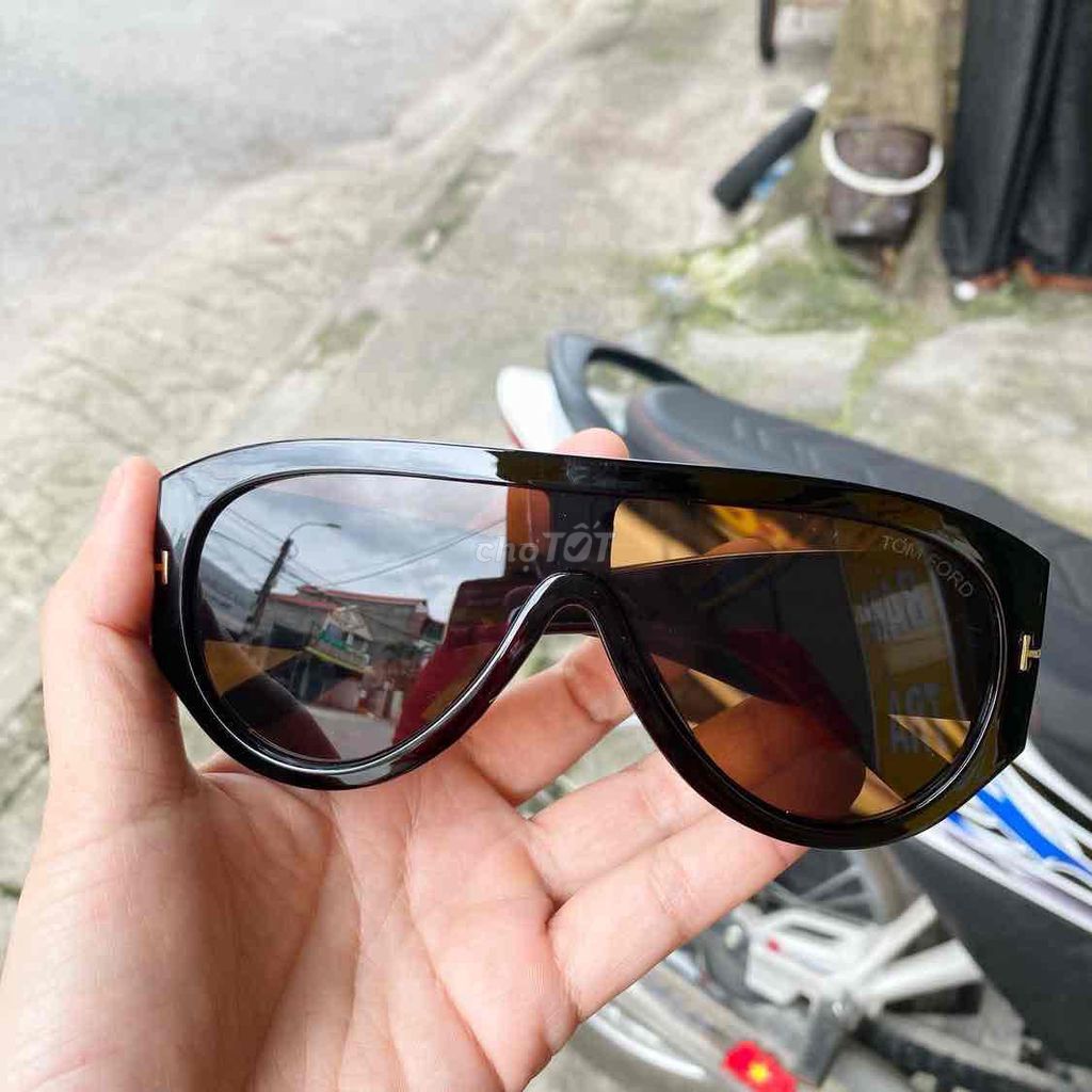 Kính râm Tom Ford Unisex Đen Cao cấp Ý. Mua bán Phụ kiện thời trang khác tại Thành phố Chí Linh Hải Dương được đăng bởi Quỳnh Nga 2hand hình 1