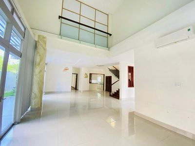 Biệt thự đơn lập 400m2, mới, đầy đủ nội thất, sân vườn rộng, an ninh
