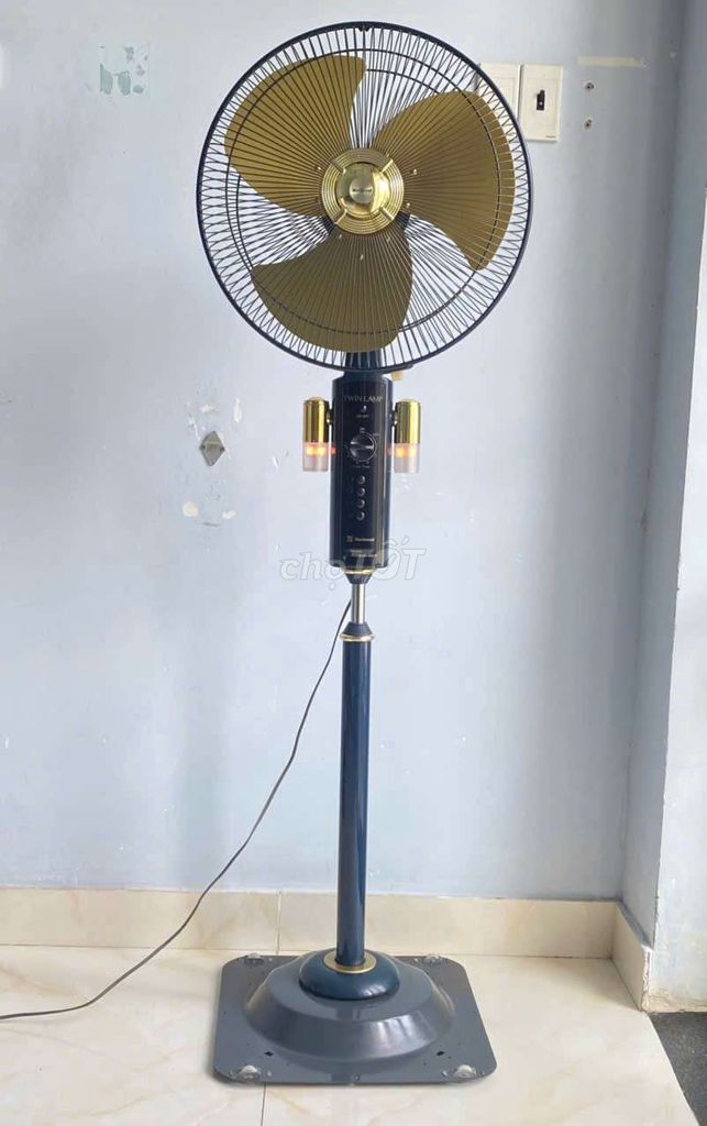 National hai đèn rất đẹp, cánh nhôm 40cm, chạy êm.