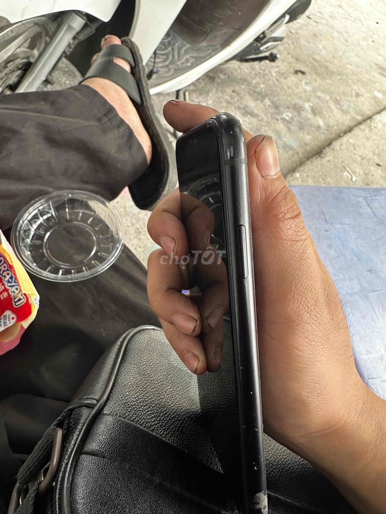 Cần bán iphone xr lock màn đẹp viền hơi trầy face. Mua bán Điện thoại tại Quận 6 Tp Hồ Chí Minh được đăng bởi Nguyễn Hùng hình 1