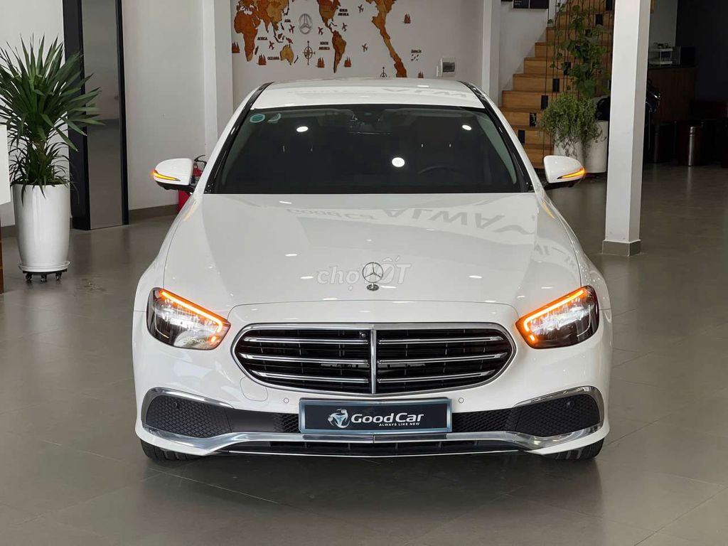 Эксклюзивный автомобиль Mercedes-Benz E200 V1 2022 Очень красивый