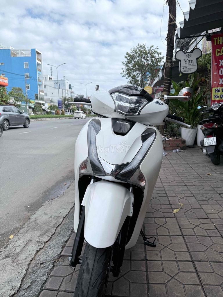 Honda SH 150 2017 Trắng. Mua bán Xe máy tại Quận Ninh Kiều Cần Thơ được đăng bởi Cửa hàng Hoà Hiệp II  hình 2