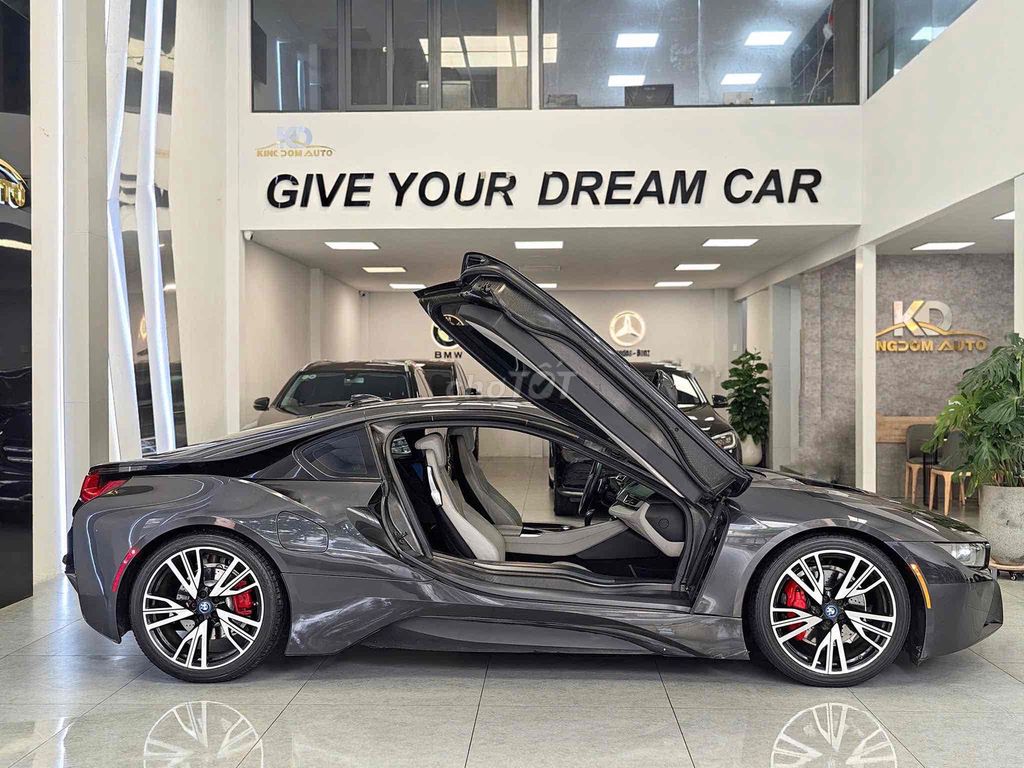 BMW i8 2015 Серый 23.456 миль